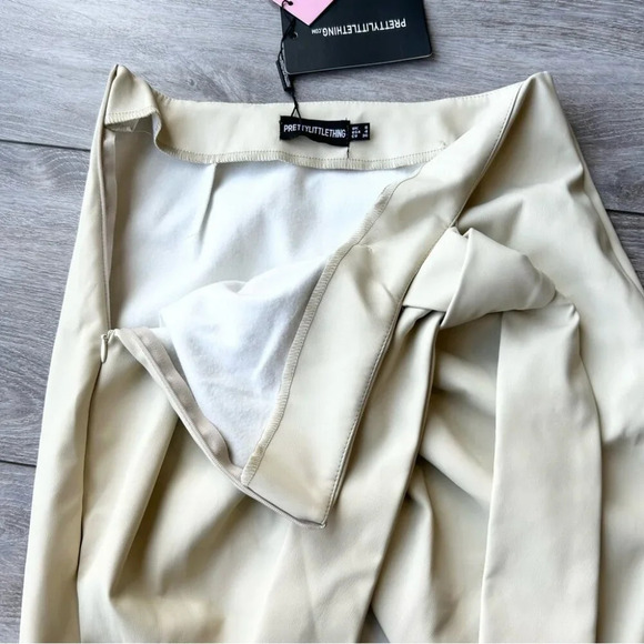 NWT PRETTYLITTLETHING Cream Faux Leather V Front Ruched Mini Skirt - Picture 9 of 11